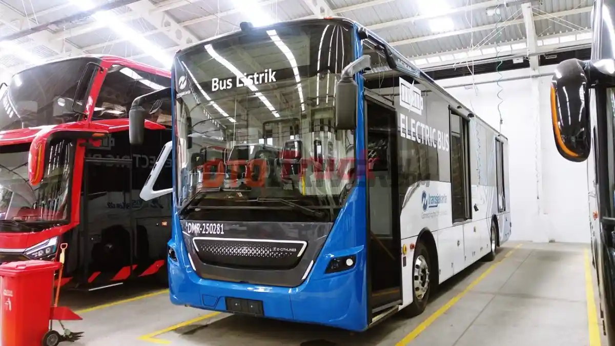 Bus - Beban Subsidi Makin Besar, Tarif Transjakarta Bisa Naik
