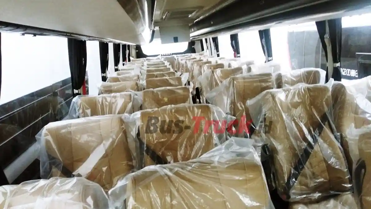 Foto - Di GIIAS 2025 DCVI Serahkan 10 Bus Mercedes-Benz