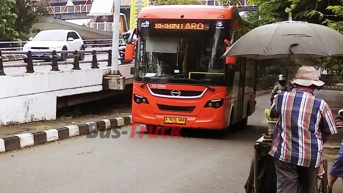 Foto - Penumpang Transjakarta Boleh Berbuka Di Dalam Bus Selama Ramadhan