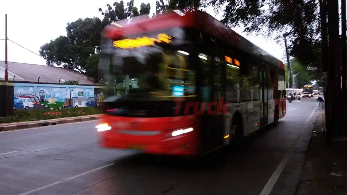 Foto - Transjakarta Tambah Jam Operasional Dini Hari Saat Arus Balik