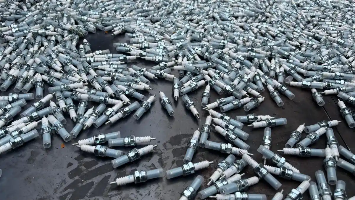 Foto - Perangi Produk Ilegal, Niterra Mobility Indonesia Hancurkan Ribuan Busi NGK Palsu