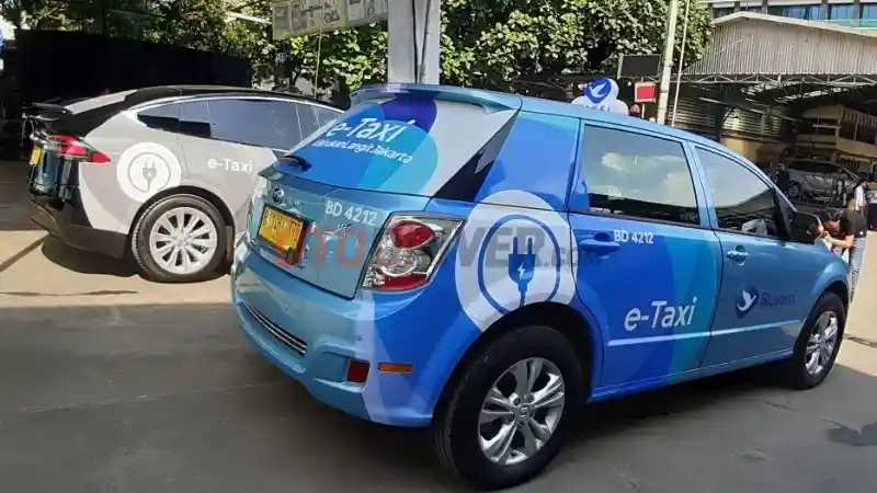 Foto - Pabrik Mobil Cina Juga Produksi Masker