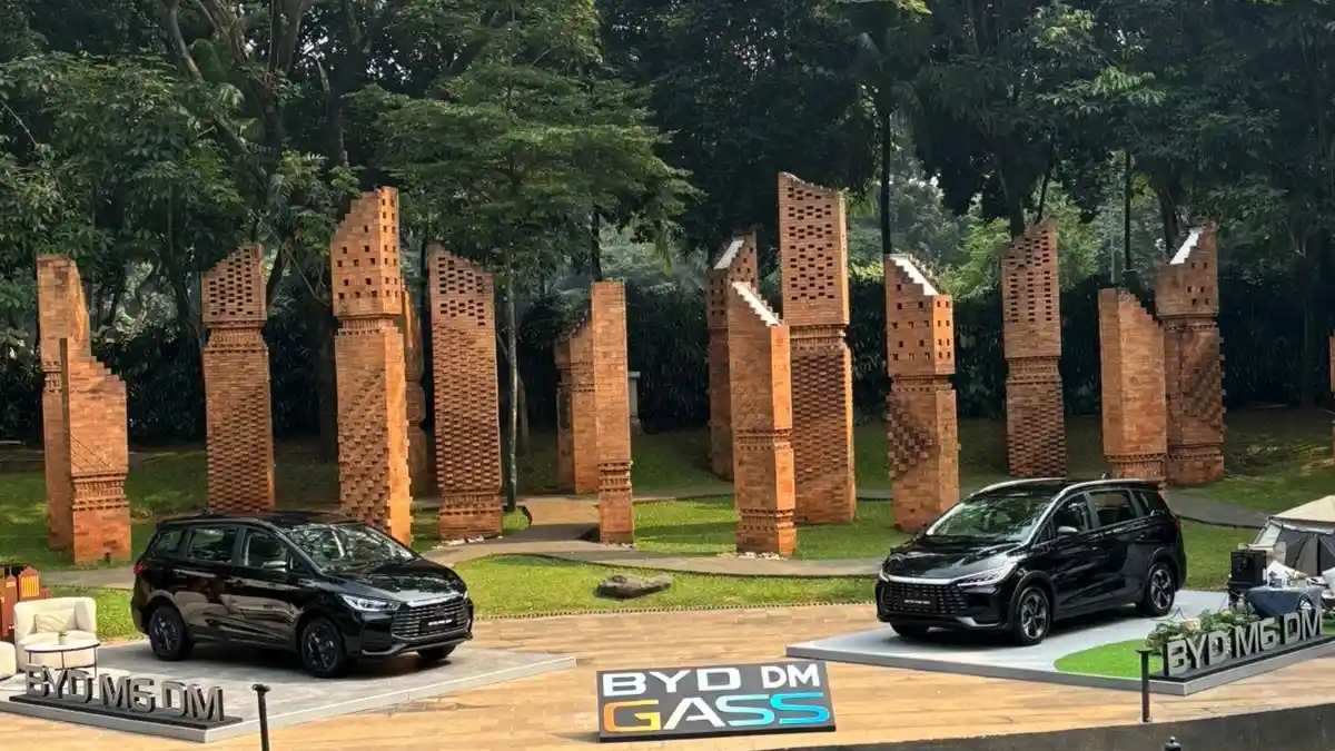 Berita - Selisih Rp 92 Juta, Ini Perbedaan Varian Classic dan Cross BYD M6 DM