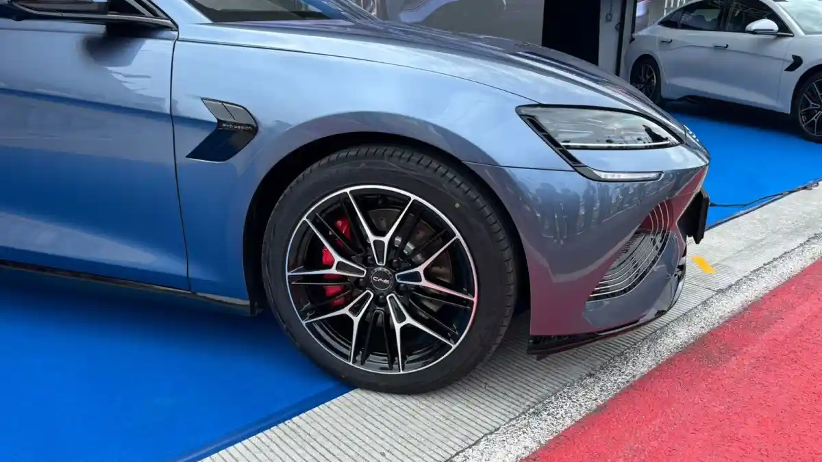 Foto - Lebih Mahal Rp 15 Juta, Ini Yang Beda Dari BYD Seal 2025