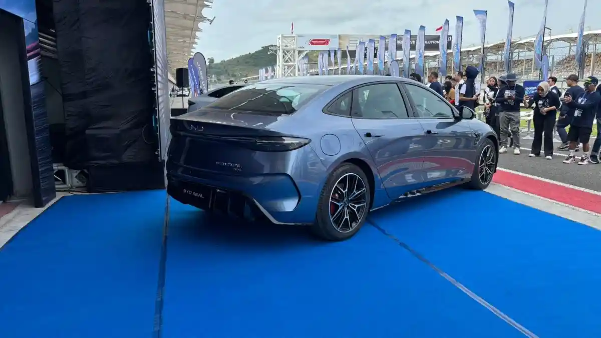 Foto - Lebih Mahal Rp 15 Juta, Ini Yang Beda Dari BYD Seal 2025