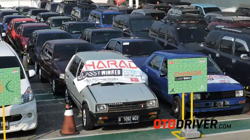 Foto - Charade Classy Winner Community Tak Ragu Mudik Pakai Mobil 90'an