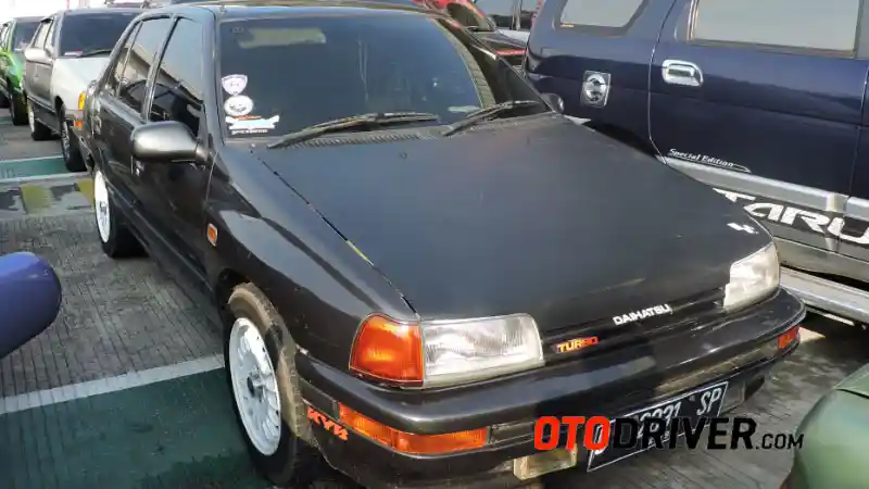 Foto - Charade Classy Winner Community Tak Ragu Mudik Pakai Mobil 90'an