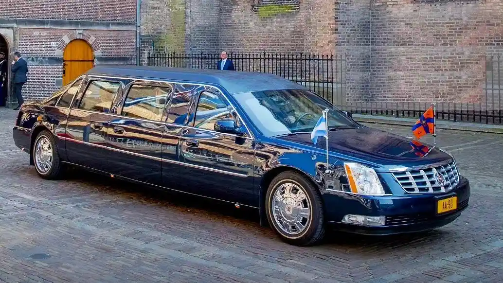 Foto - Melihat Spesifikasi Mobil Presiden Prabowo Cadillac Limousine Saat Kunjungan Di Belanda