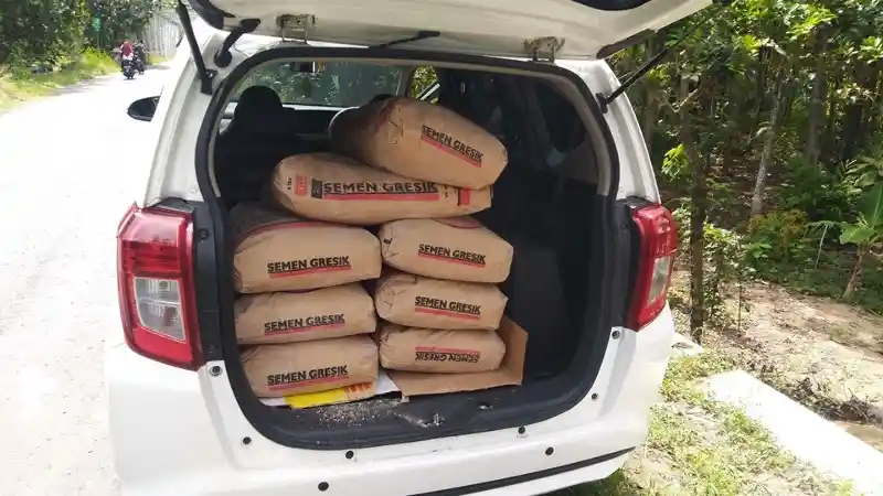 Foto - Trend Calya Nekat Angkut Material Bangunan, Dari Semen sampai Batu Bata 