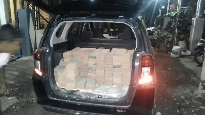 Foto - Trend Calya Nekat Angkut Material Bangunan, Dari Semen sampai Batu Bata 