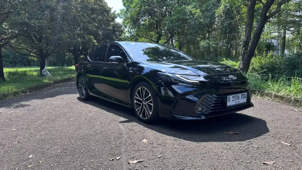 Berita - All New Toyota Camry, Sedan Mewah Yang Irit Nyaris 30 Km/Liter
