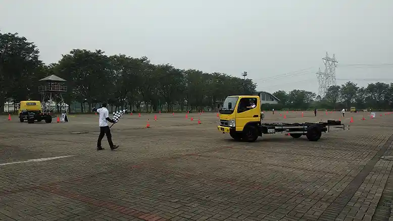 Berita - Mencoba Fuso Canter Euro 4 : Lebih Ergonomis Dan Bertenaga