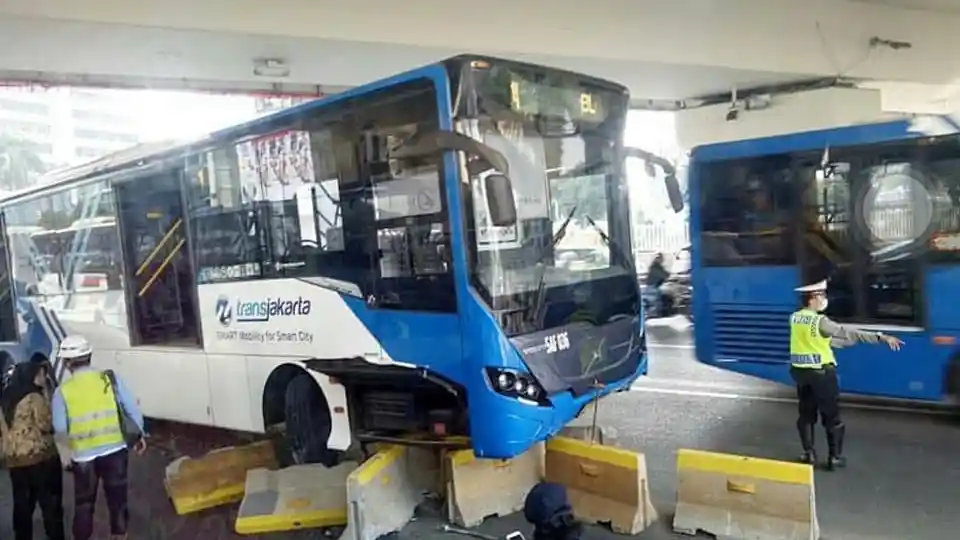 Bus - Armada Transjakarta Makin Sering Laka Tabrak Separator Jalan, Ada Apa?