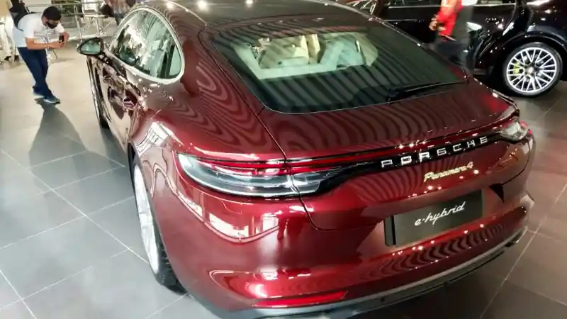 Foto - Setelah Taycan EV, Porsche Geber Panamera dan Cayenne PHEV Di Jalanan Indonesia