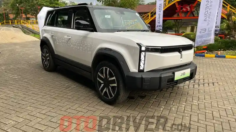 Berita - GALERI: Chery J6 (18 FOTO)