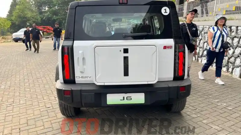 Foto - Kenapa Nama iCar 03 Diganti Jadi Chery J6