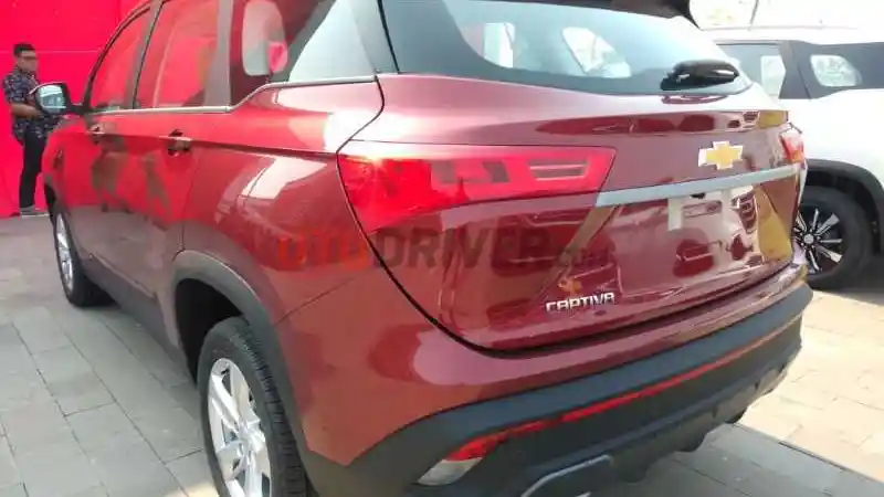 Foto - Wuling Almaz dengan Chevrolet Captiva Selisih RP 260 Jutaan
