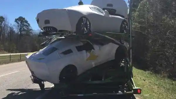 Foto - Waduh, Chevrolet Corvette Ini Ringsek Saat Diangkut Menuju Dealer
