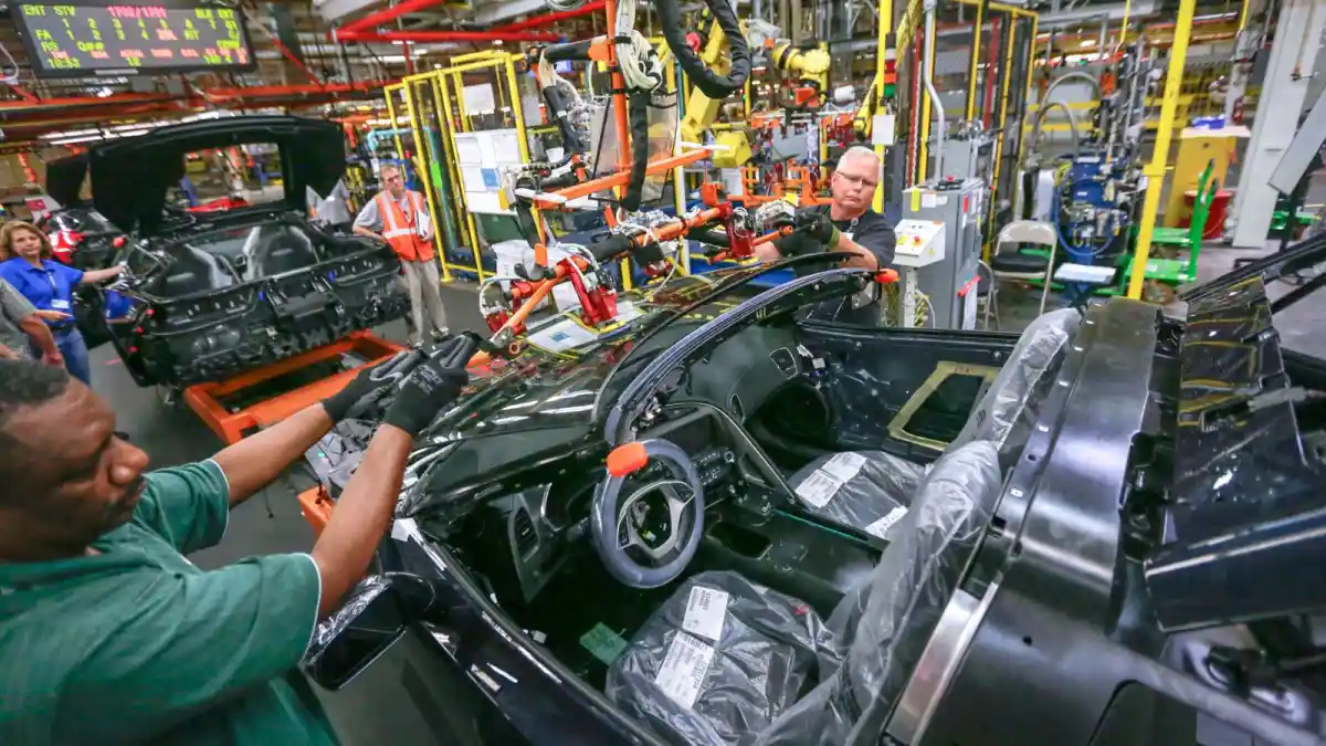 Foto - Chevrolet Hentikan Sementara Produksi Corvette