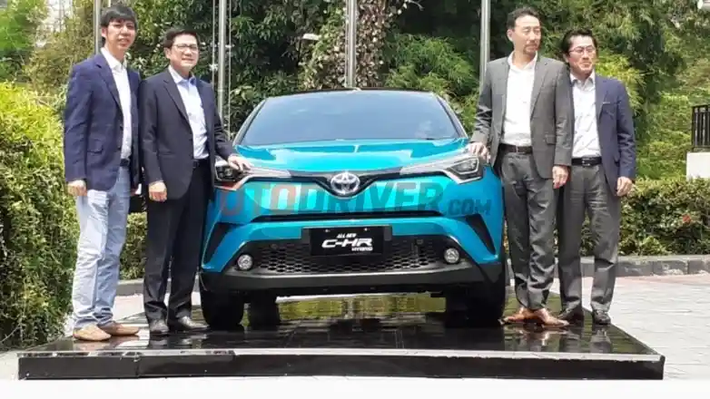 Foto - Toyota C-HR Hybrid Meluncur, Selisih RP 30 Juta "Saja"