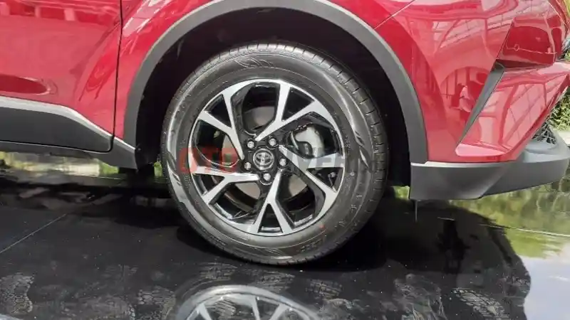 Foto - Toyota C-HR Hybrid Meluncur, Selisih RP 30 Juta "Saja"
