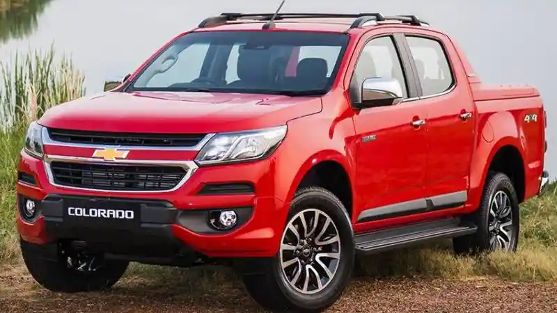 Foto - Komparasi Isuzu D-Max Rodeo VGT AT VS Chevrolet Colorado High Country AT