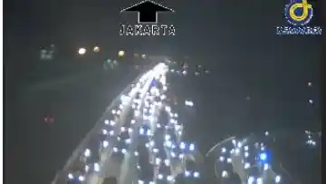 Foto - Kepadatan Arus Mudik Mulai Terjadi di Ruas Tol Jakarta-Cikampek