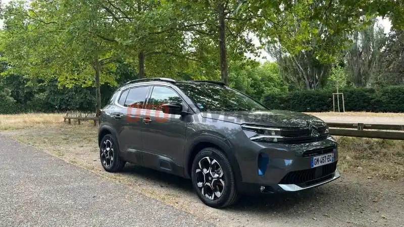 Foto - Berkendara Dengan Citroen Di Negara Asalnya