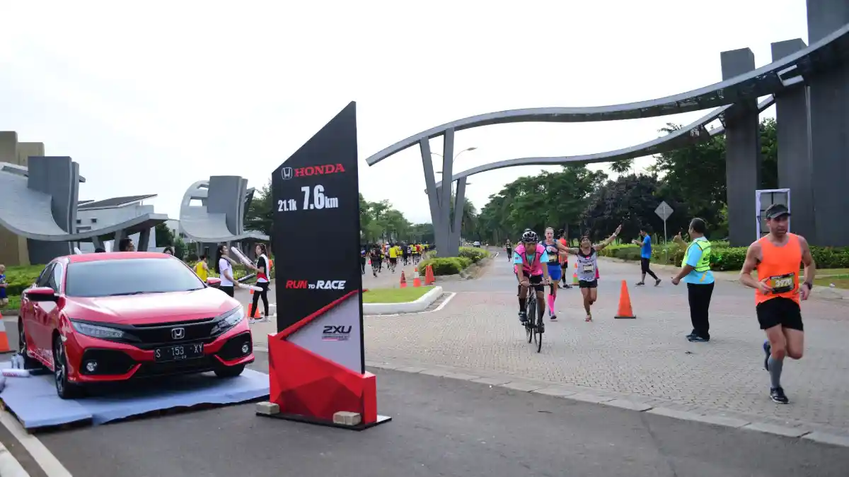 Foto - Honda Civic Type R Ikut Dalam Balap Lari di Tangerang