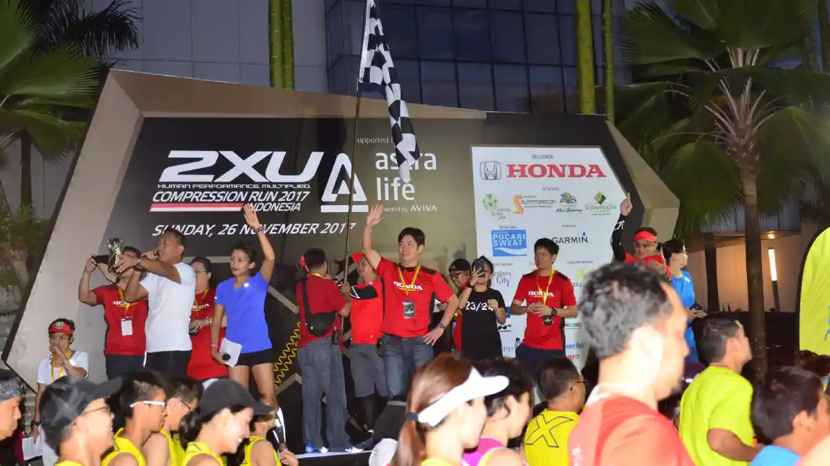 Foto - Honda Civic Type R Ikut Dalam Balap Lari di Tangerang