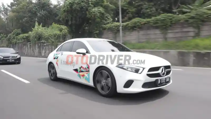 Foto - CLA Class dengan A-Class Sedan Membingungkan?