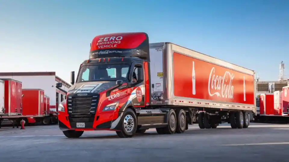 Foto - Truk Coca-Cola Tanpa Emisi Sambut Natal