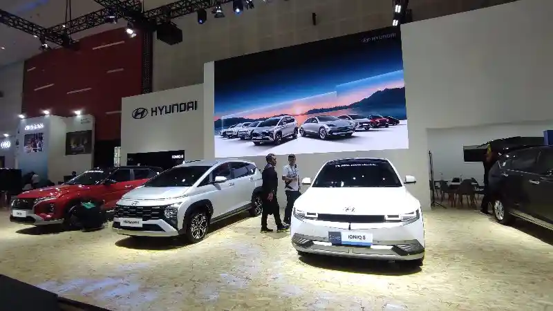 Berita - Kondisi Indonesia: Kendaraan Listrik Belum Bisa Gantikan Kendaraan Bensin