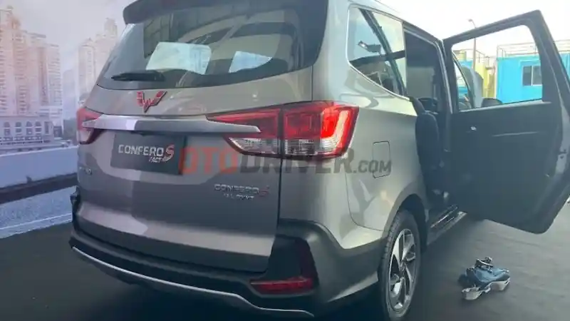 Foto - First Drive: Wuling Confero S ACT