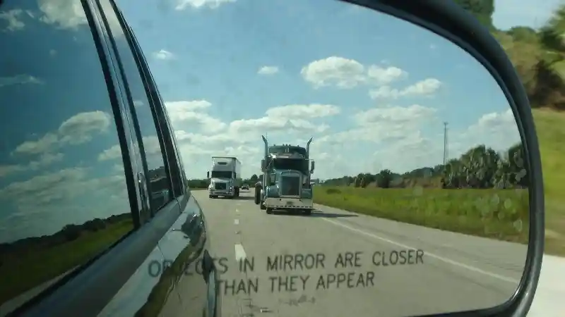 Foto - Bahaya Mengintai Saat Berada di Depan Truk. Apa yang Mesti Dilakukan?