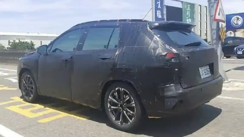 Foto - Toyota Bersiap Luncurkan Corolla Cross, Rival HR-V?