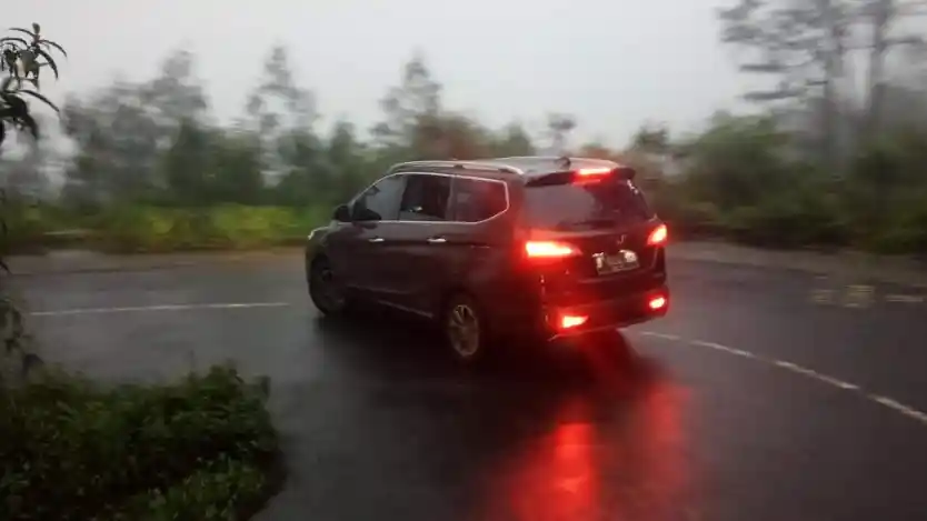 Foto - Wuling Cortez Pakai iAMT dan Front Wheel Drive Dicoba Menanjak di Bromo