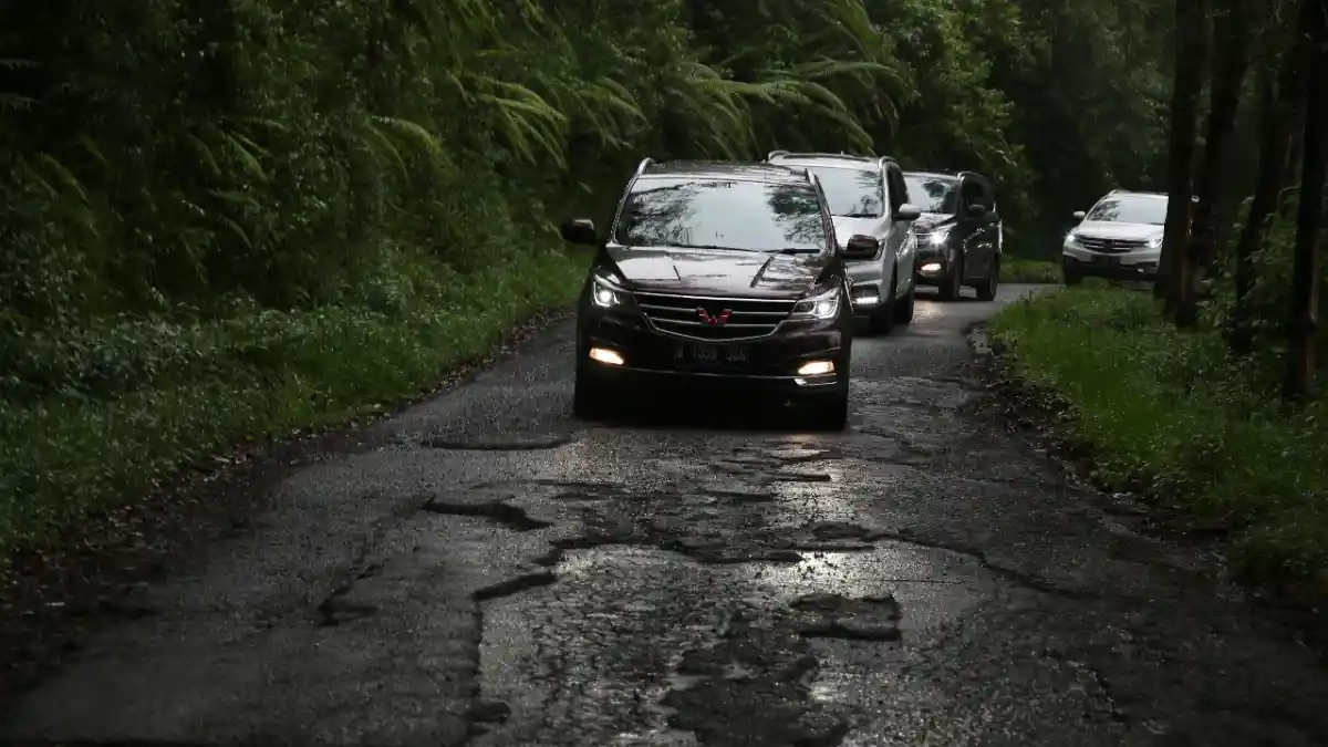 Foto - Wuling Cortez Pakai iAMT dan Front Wheel Drive Dicoba Menanjak di Bromo