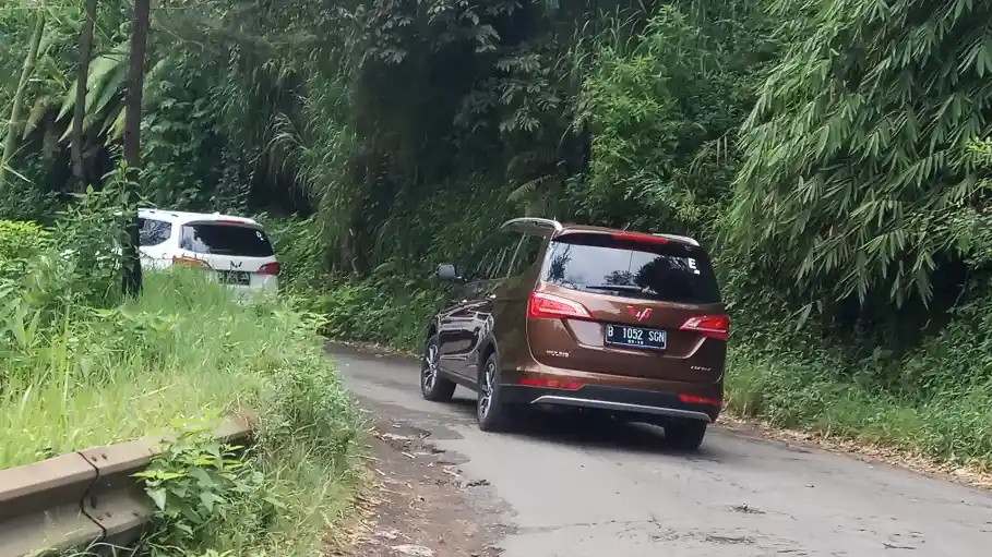 Foto - Wuling Cortez Pakai iAMT dan Front Wheel Drive Dicoba Menanjak di Bromo