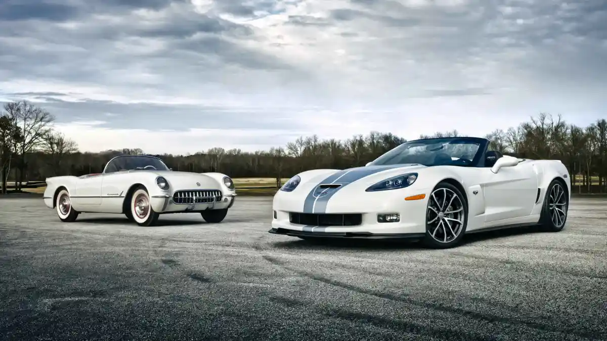 Foto - 11 Mobil Klasik Bersebelahan Dengan Model Terbarunya