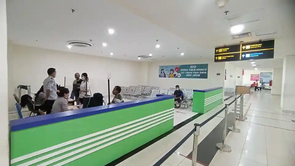 Foto - Penumpang Bus Di Terminal Pulo Gebang, Wajib Bawa Surat Sehat