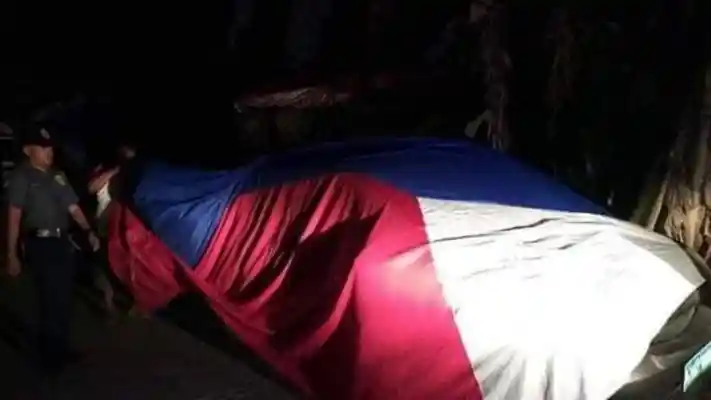 Foto - Duh, Seorang Pria Ditahan Polisi Karena Menggunakan Bendera Nasional Untuk Cover Mobil