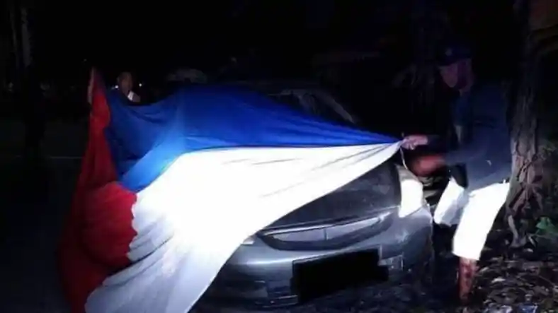 Berita - Duh, Seorang Pria Ditahan Polisi Karena Menggunakan Bendera Nasional Untuk Cover Mobil
