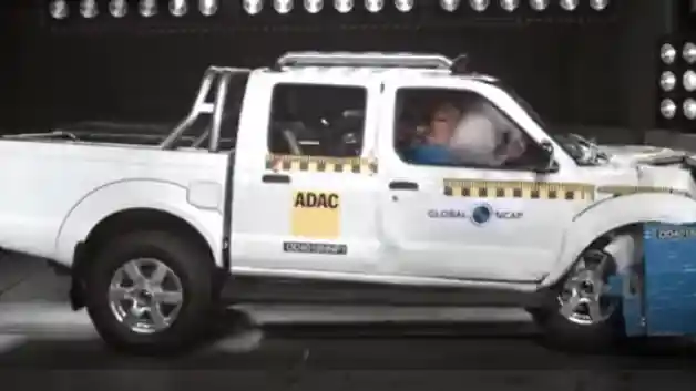 Crash Test - VIDEO: Crash Test Nissan NP300 (Global NCAP)