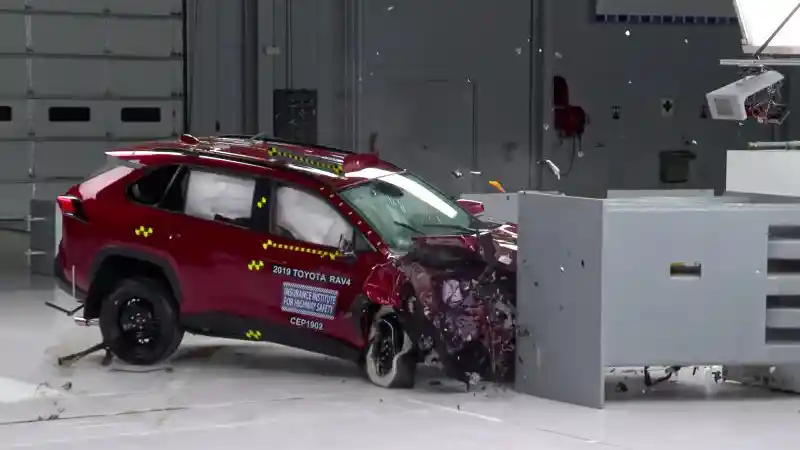 Crash Test - SUV Toyota ini Jadi Salah Satu Mobil Teraman