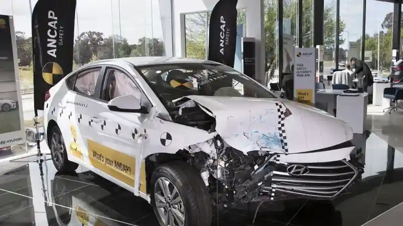 Foto - Dealer-Dealer Ini Pajang Mobil Bekas Tabrakan Untuk Menarik Perhatian