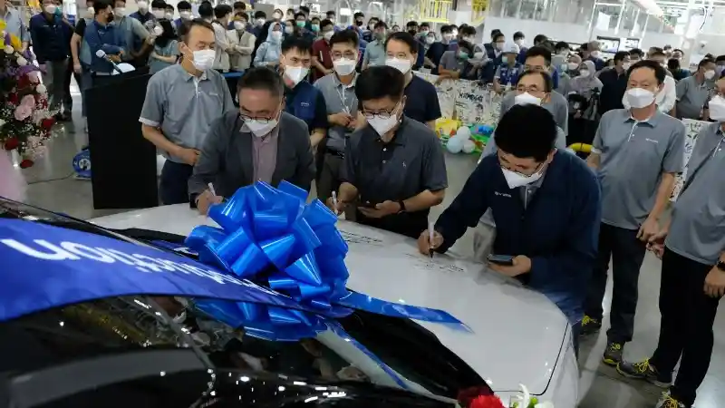 Foto - Hyundai 'Made In Indonesia' Perdana Resmi Menggelinding Dari Pabrik