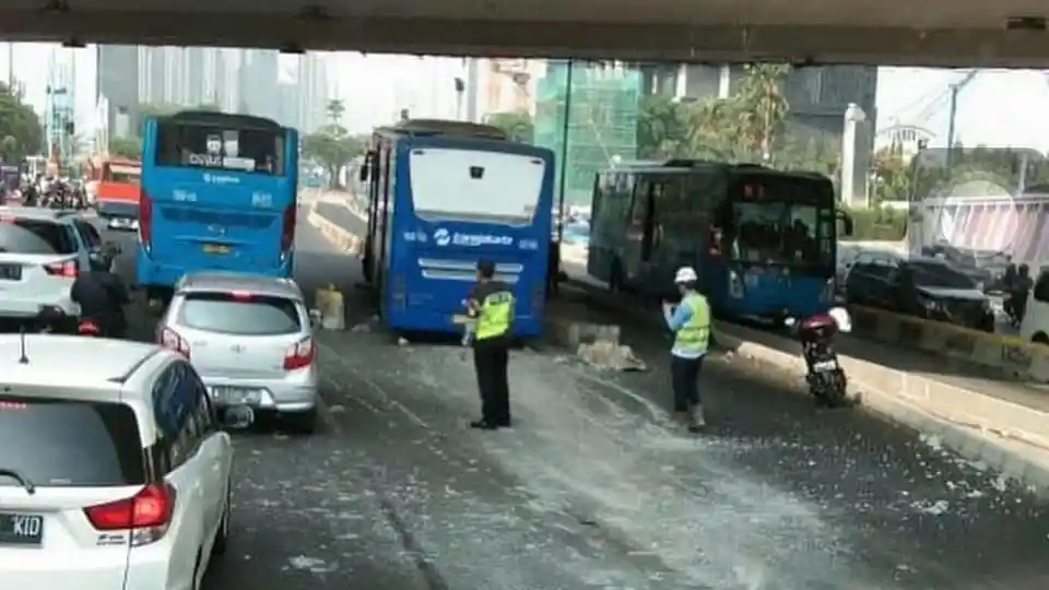 Foto - Armada Transjakarta Makin Sering Laka Tabrak Separator Jalan, Ada Apa?