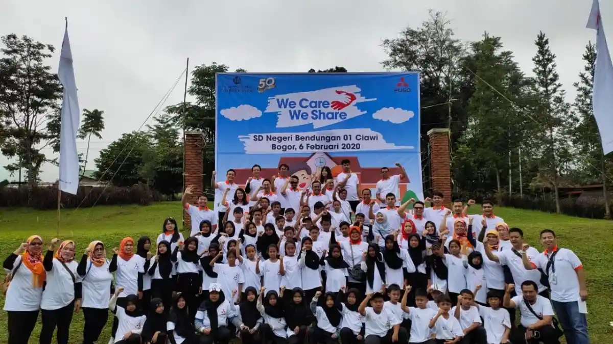 Berita - Mitsubishi Fuso Serahkan Bantuan Perbaikan Sarana Pendidikan Di Ciawi