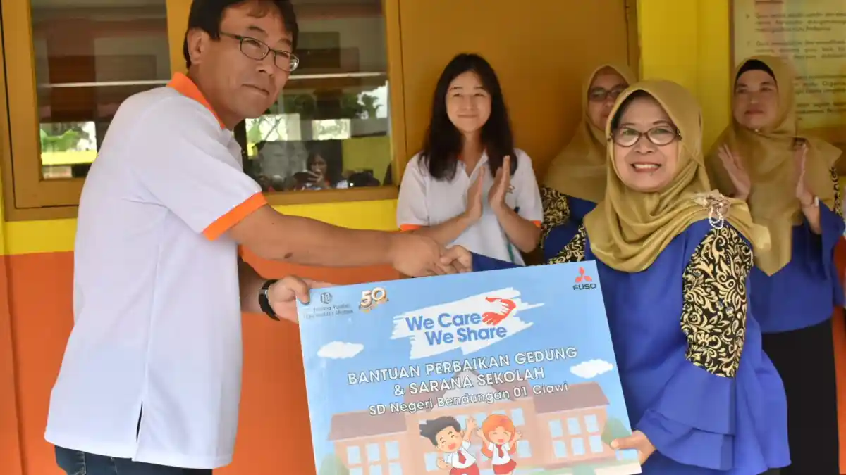 Foto - Mitsubishi Fuso Serahkan Bantuan Perbaikan Sarana Pendidikan Di Ciawi